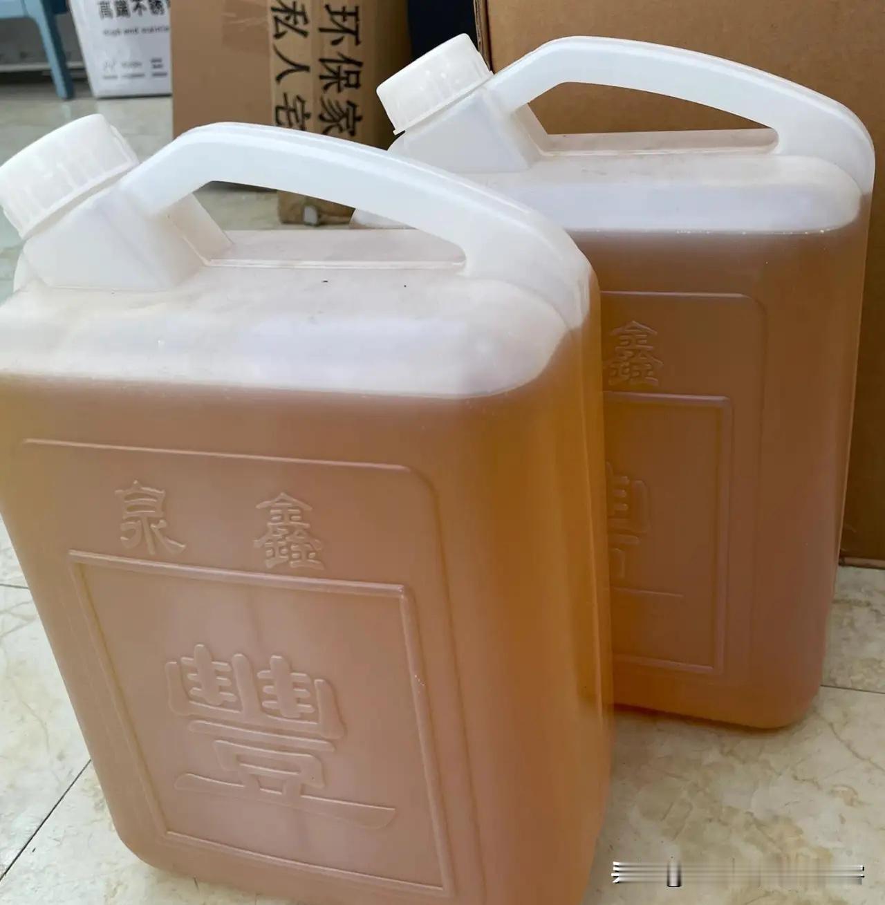 亲戚从我家拿了三十斤花生油，没提钱。第二天她转来两百块，我没接，回话说榨这些