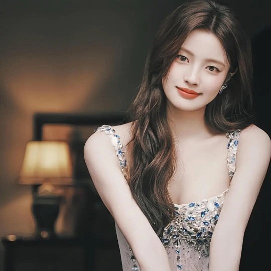 徐若晗扛住了顶光镜徐若晗真的太扛镜头了！尤其是顶光这种超考验颜值与肤质的“死亡光