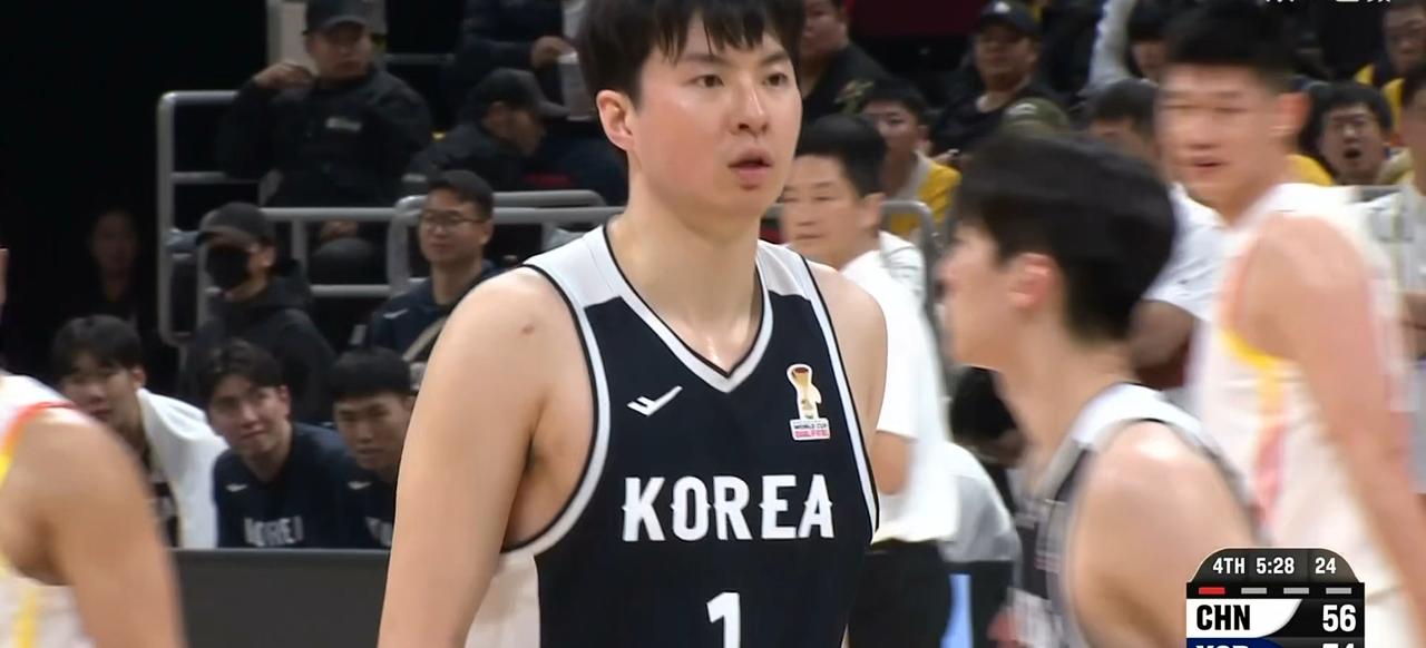 11月28日晚，中国男篮以76比80输给了韩国队。中国男篮似乎没有做好准备，他们