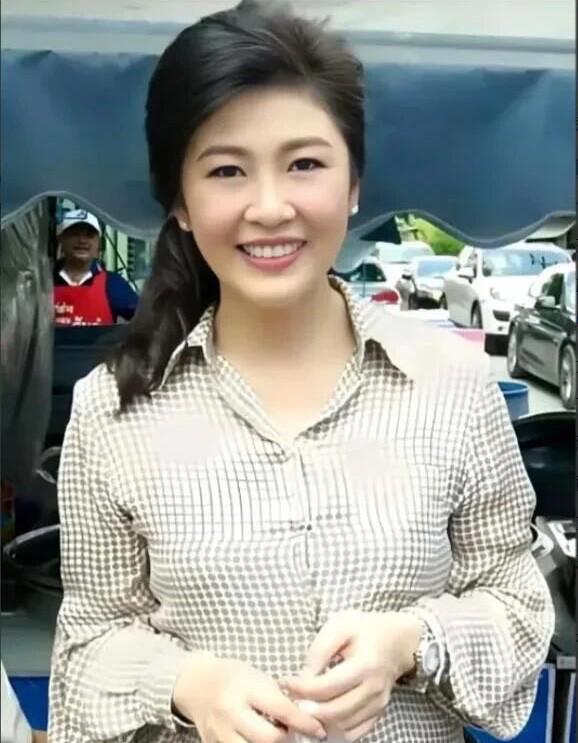 实话实说，她并没有大家想像中的那么美艳的不可方物，我觉得，远看还可以，但是这种近