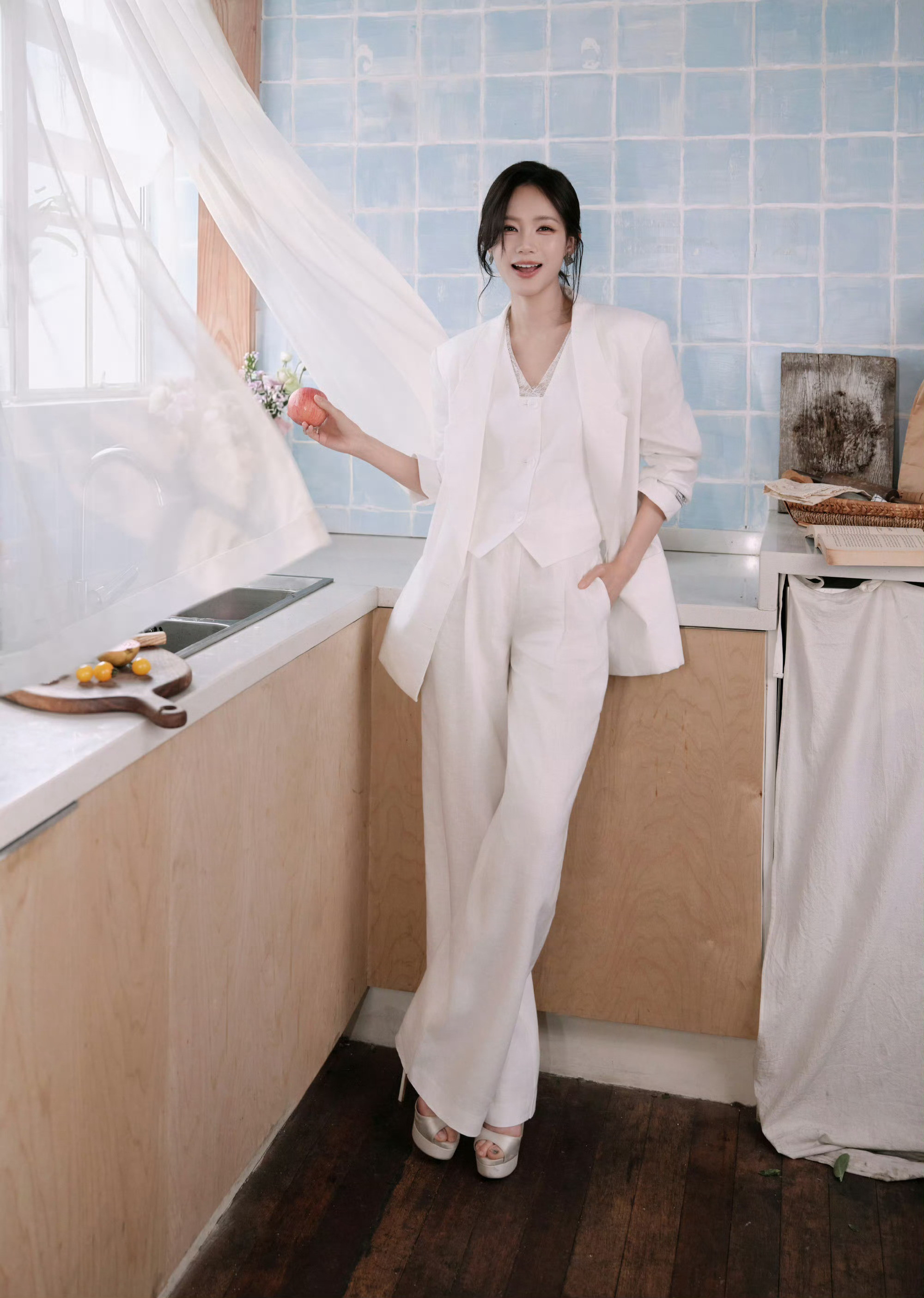 李一桐上海时装周路透李一桐上海时装周路透🈶这其实我定制的白西装妈咪温柔低丸子头