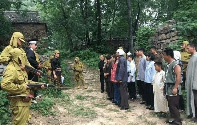 1943年这波“反向操作”太绝！游击队员当众“卖自己”，鬼子到死都没反应过来