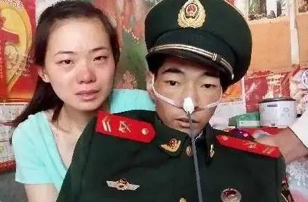 2014年，照片中这个穿着军装的武警战士，骨瘦如柴，他强打起精神，与妻子一起拍下