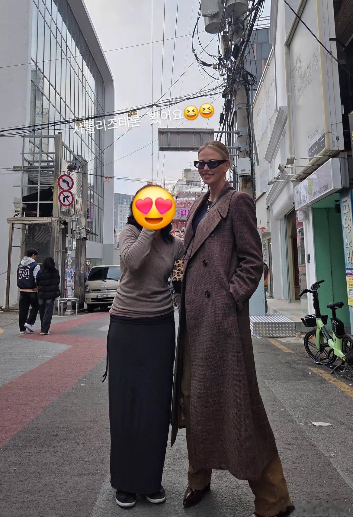 查理兹塞隆带女儿游韩国首尔被粉丝偶遇，虽然是私人行程但塞妈还是超友好地和粉丝一起