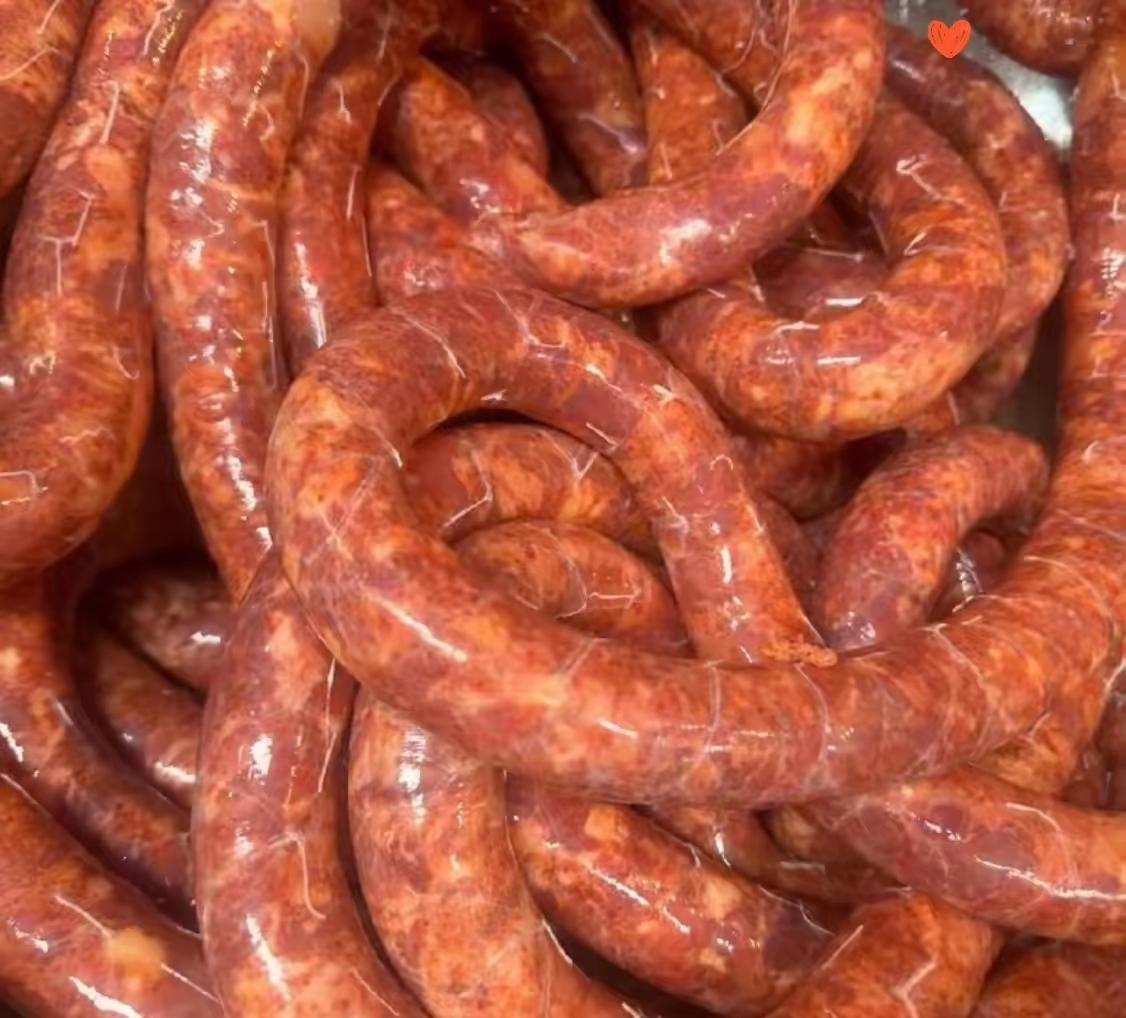 今天去菜市场灌香肠，真算让我开眼了。摊主说肉不能洗，洗了就不香，还散。我不信这邪