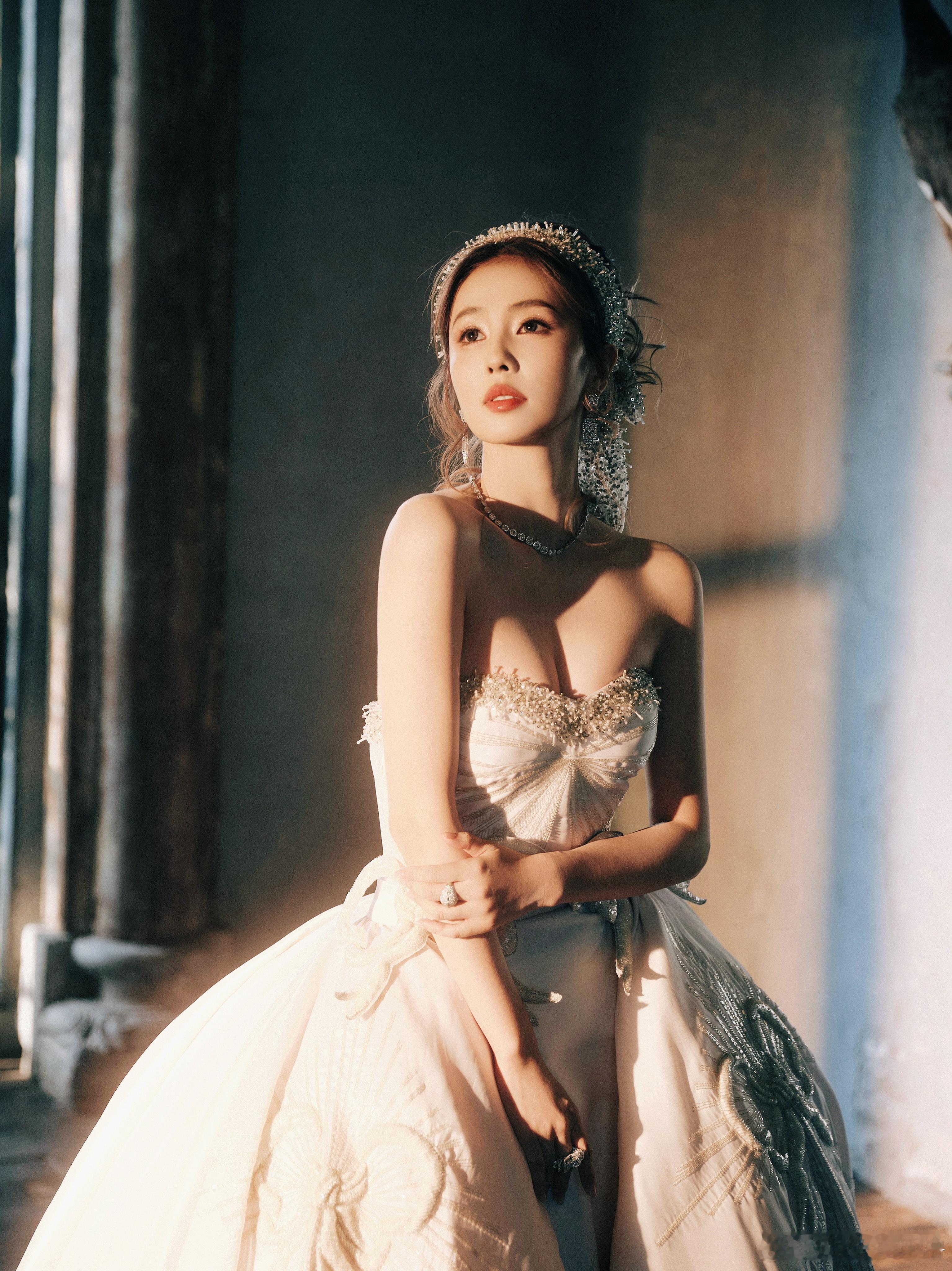 我的天呢好大（说的是裙摆👗）今日份限定亚麻灰发色！很不一样的头饰尝试漂