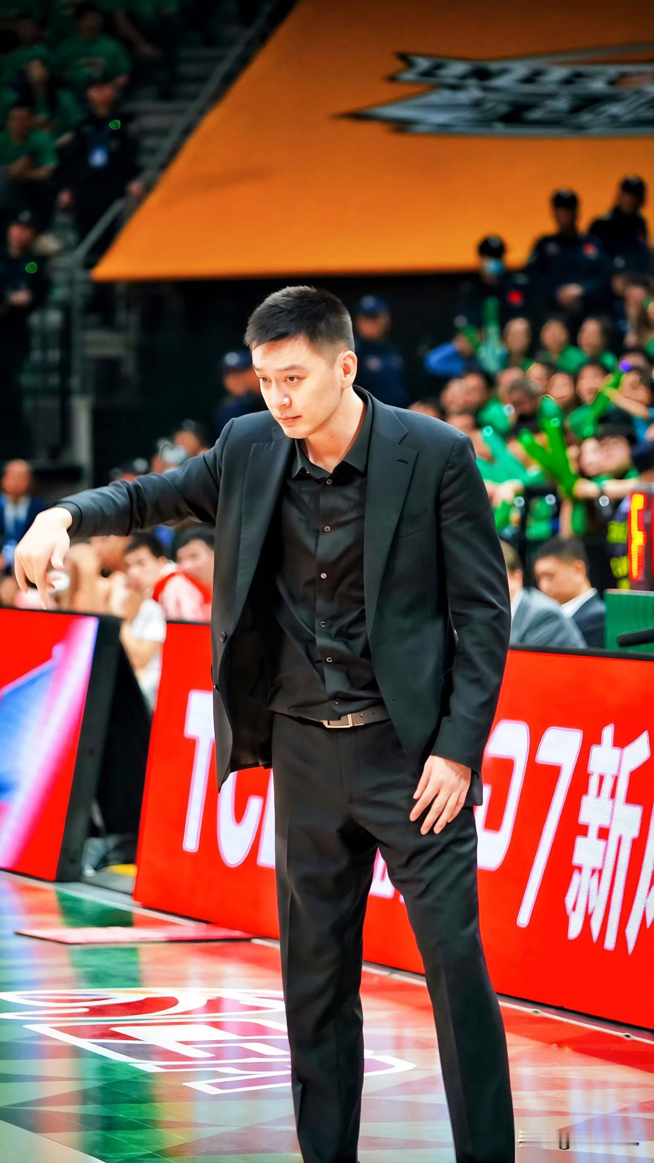 一腔辽篮情，球迷盼鸣归时光飞逝，从2022到2024，从广厦到浙江，再从新疆