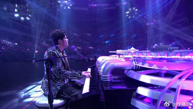 哎，刷到周杰伦演唱会的这个新闻，真的有点难过😔那种“我的青春小鸟一去不复返”的