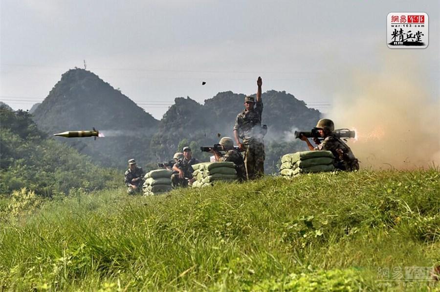 解放军“单兵小核弹”：12公斤一发入魂，威力顶一门120mm火炮！这里要说