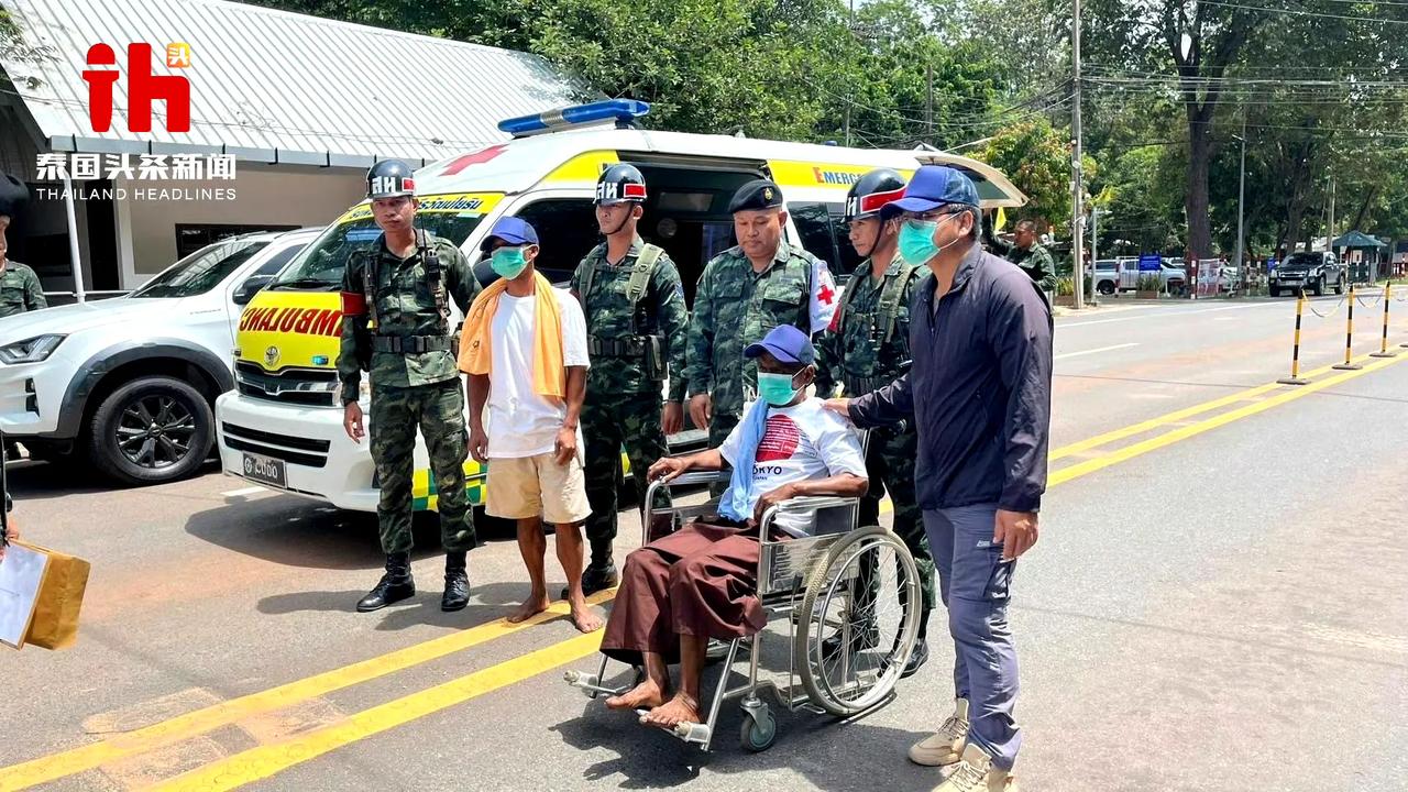 泰国移交两名柬埔寨俘虏给柬埔寨。这两名士兵一个是上士莫姆·瑞提，右臂骨折、右侧臀