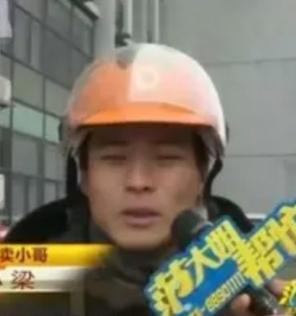 外卖小哥就因为送外卖少了一双筷子，被客户投诉。平台罚了他三百，还封号三天。结果第