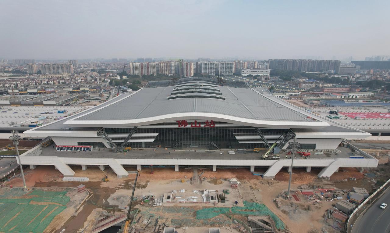 1月27日，广湛高铁佛山站、成达万与西渝高铁交汇的达州南站同步完成站房主体结构建