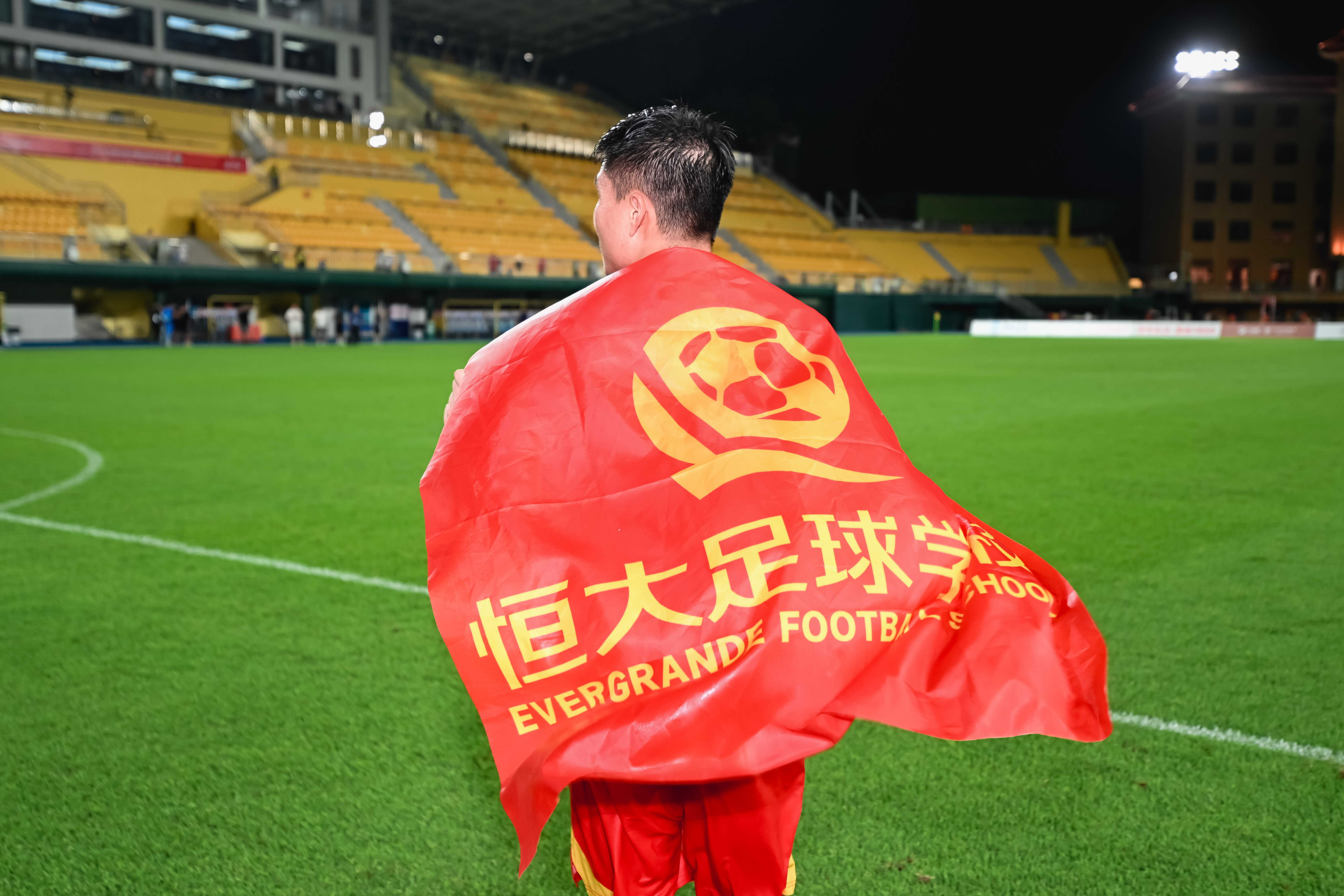 媒体人: 恒大足校球员不想踢中冠, 恒大足校没有职业队是个大问题