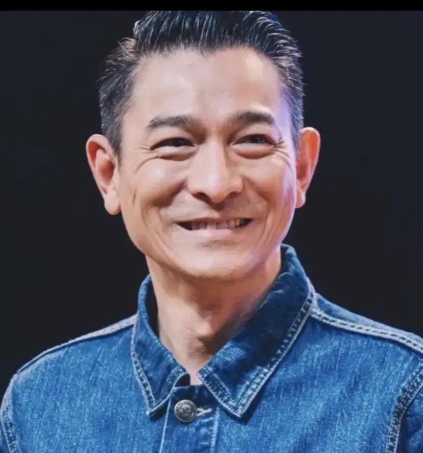 别再挤春节档了。刘德华都带不动票房了。你知道今年多少电影死在上映前吗？14部