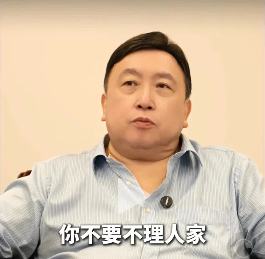 王晶与梁家辉虽然儿时就见过，但因为关系疏远，较少往来王晶并不记得梁家辉。后来，
