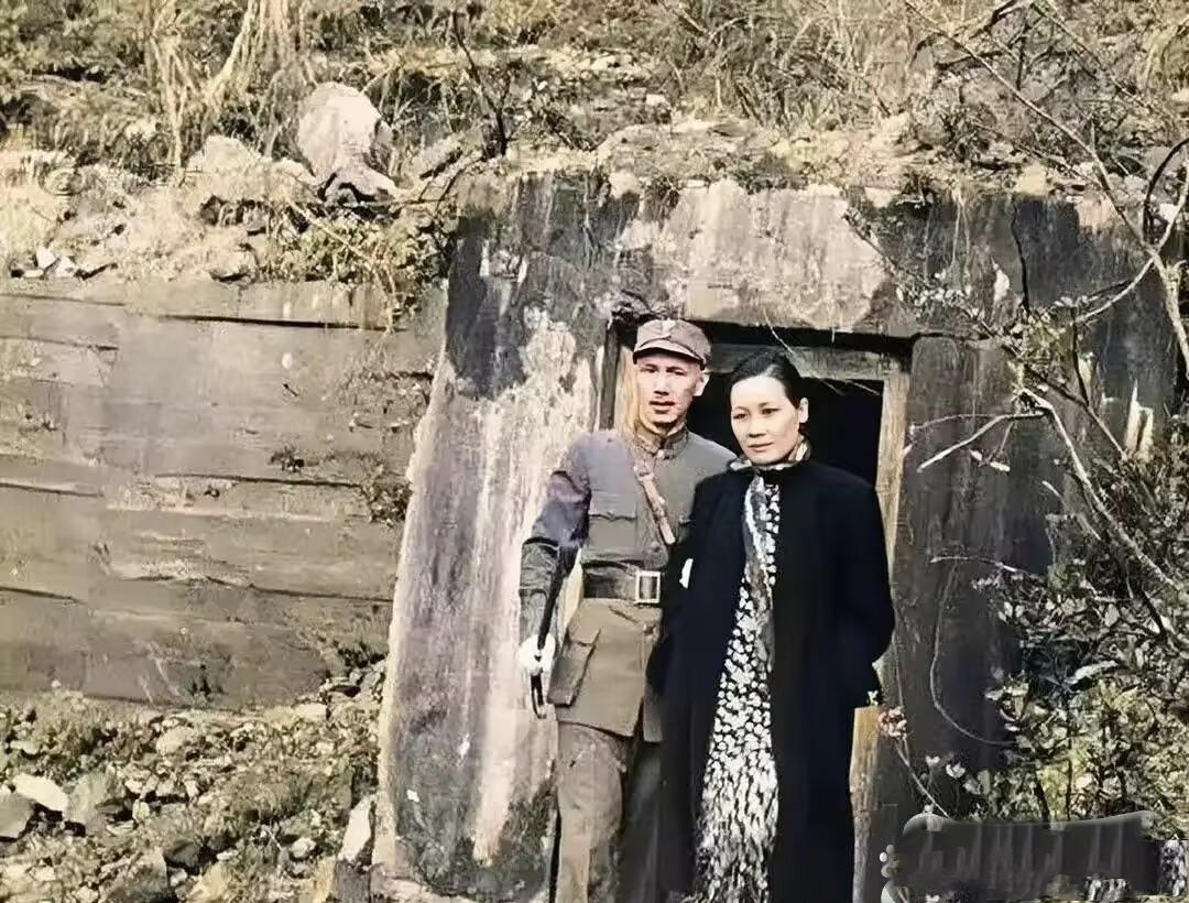 1941年，重庆黄山官邸的防空洞前，蒋介石和宋美龄留下了一张罕见的合影。照片里两