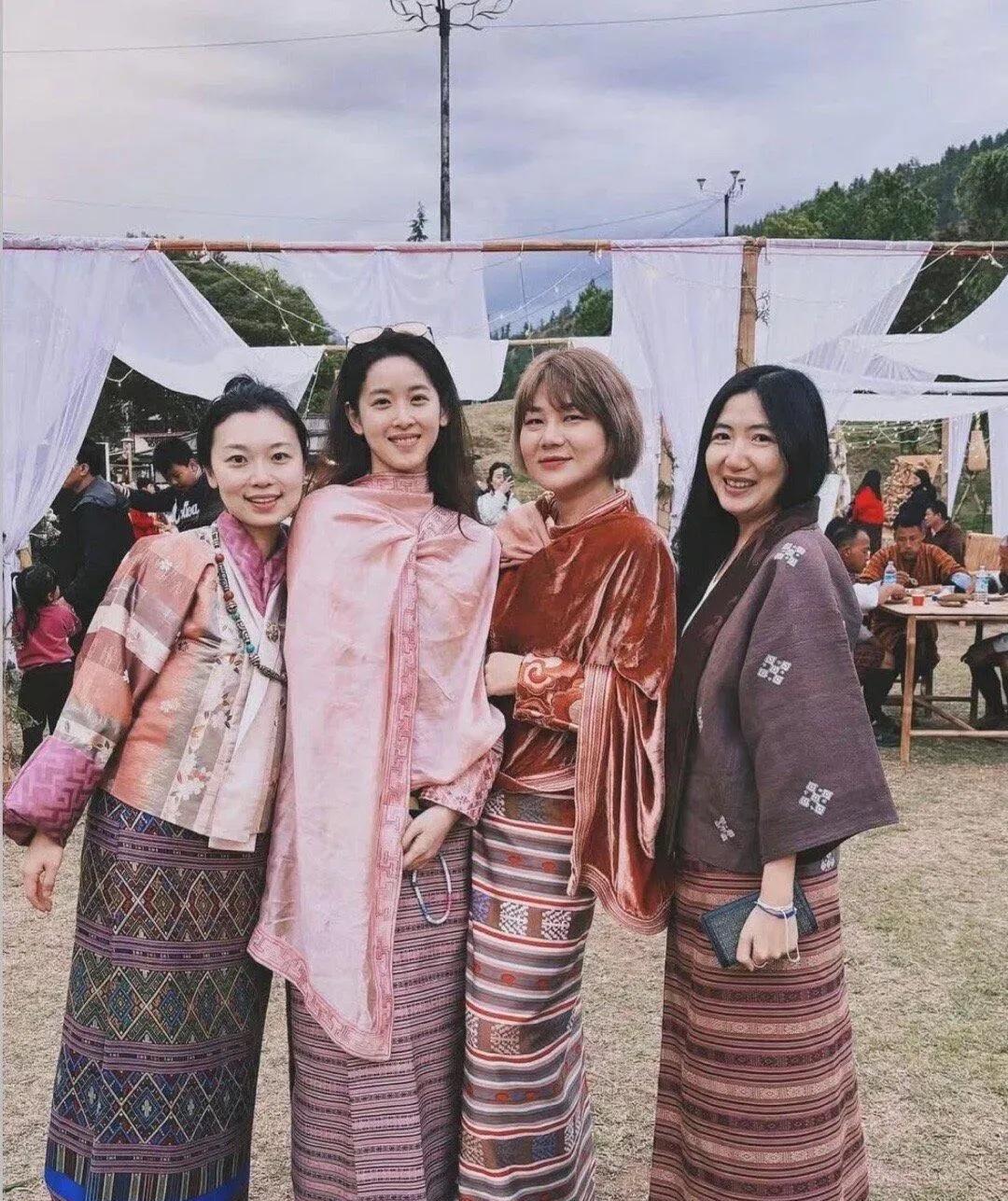 这三位女士和章泽天合影，一定非常有来历