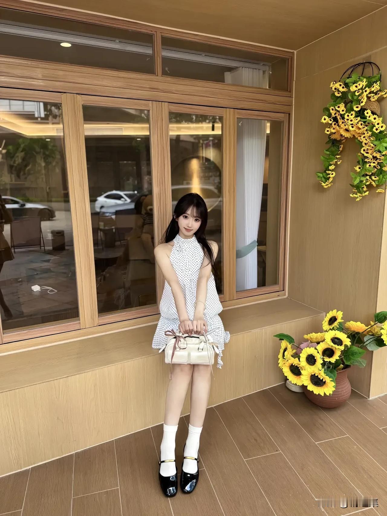 阳光明媚的午后，少女与向日葵的浪漫邂逅🌻✨