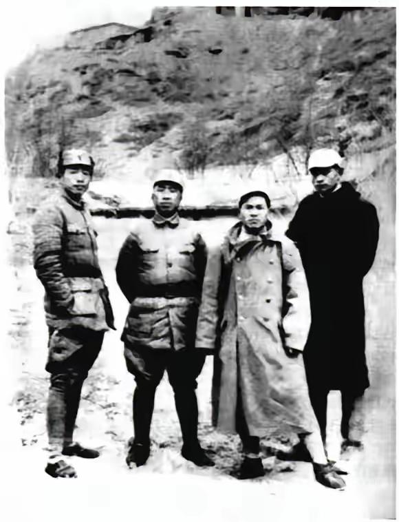 1939年11月，左起：中央军委一局（作战）局长郭化若，军委参谋长滕代远，军委二