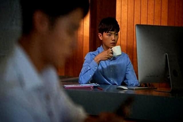 在单位里，光靠埋头苦干可不行，听说会“演戏”的反而混得更好？这听起来有点反常识，