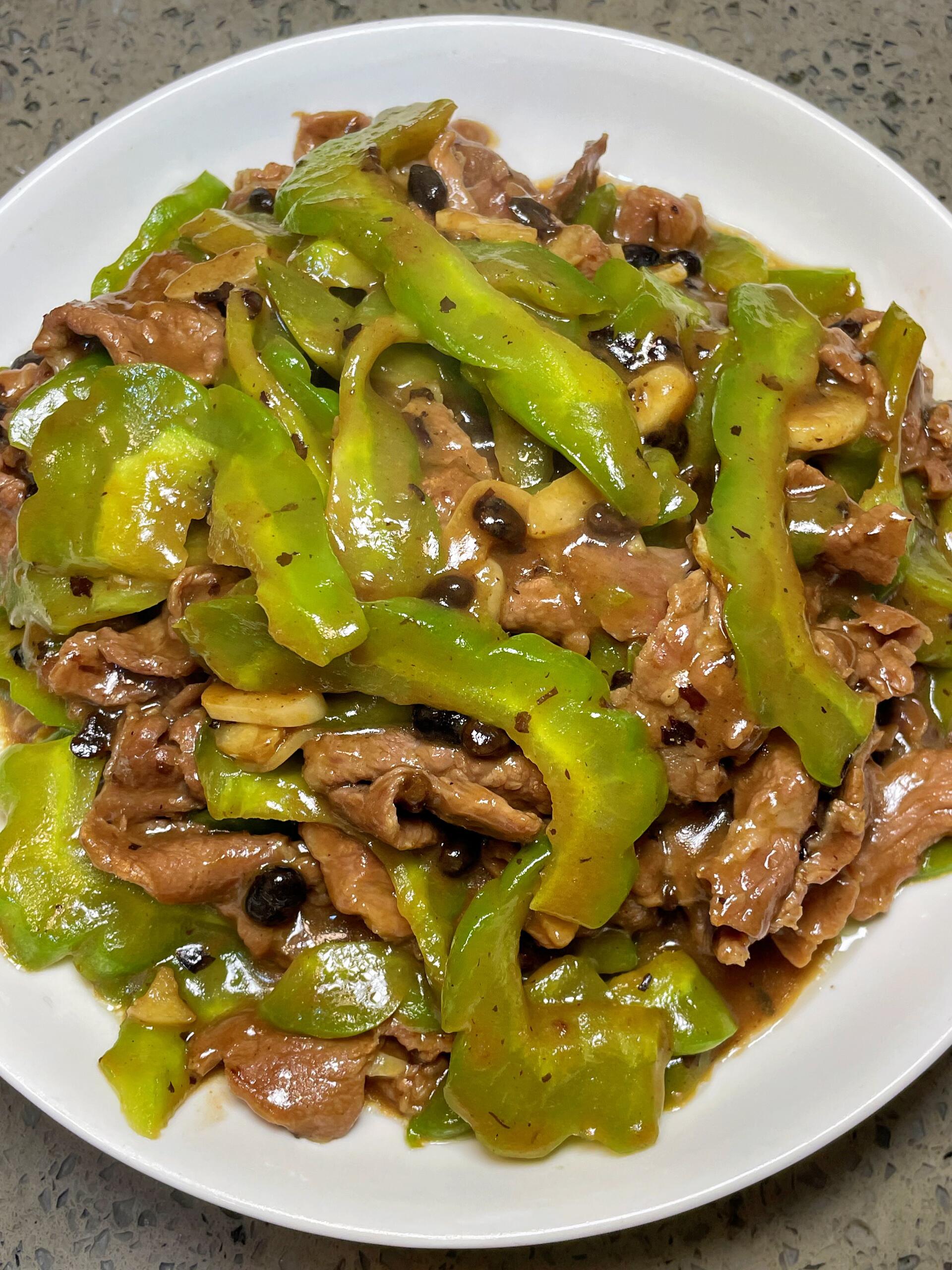 苦瓜炒牛肉！简单美味的家常菜！牛肉鲜嫩入味，苦瓜清热去火，低脂健康又好吃～食