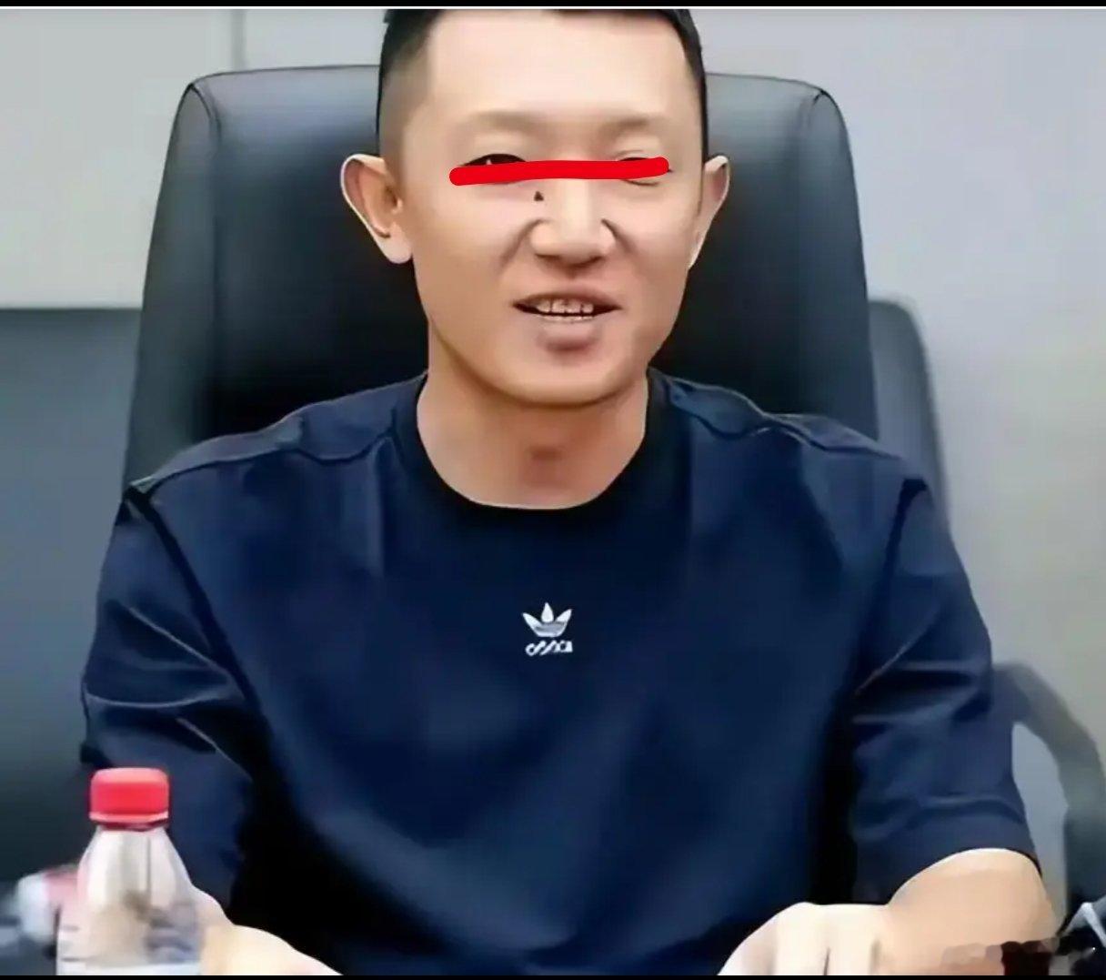 一个专门帮别人“灭火”的人，自己成了最大的火源。举报材料里，聊天记录以“宝宝”互