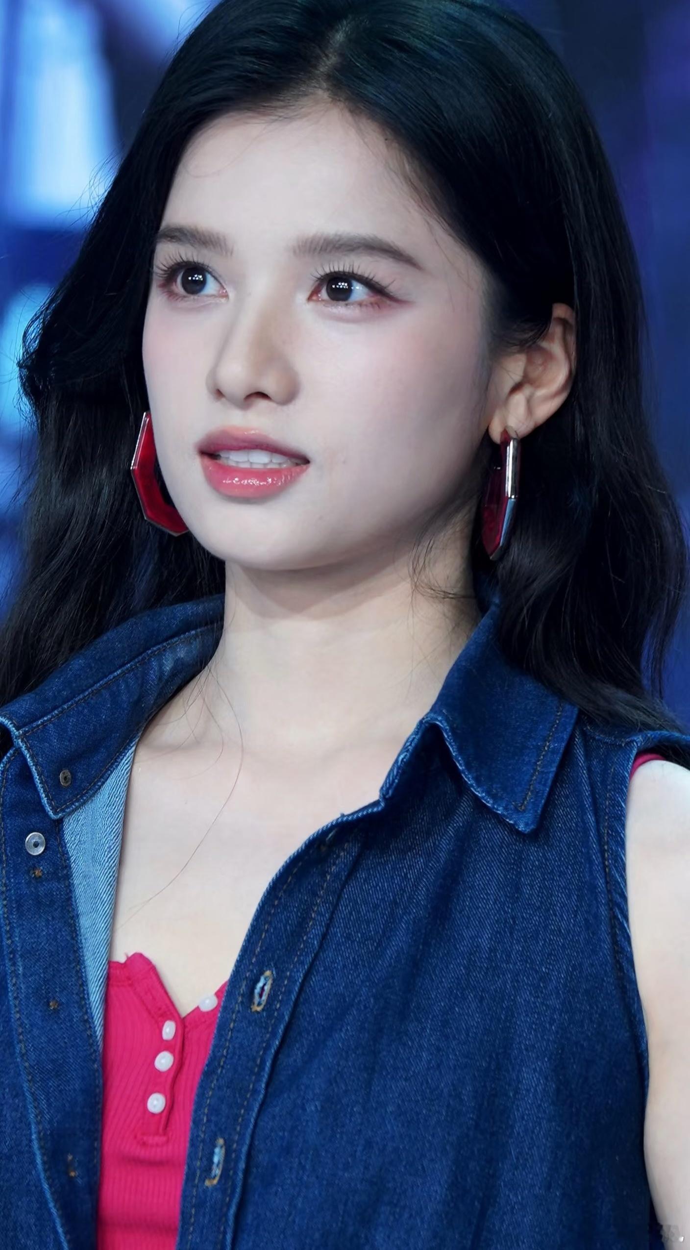张婧仪：顶级骨相美，原生淡颜天菜！