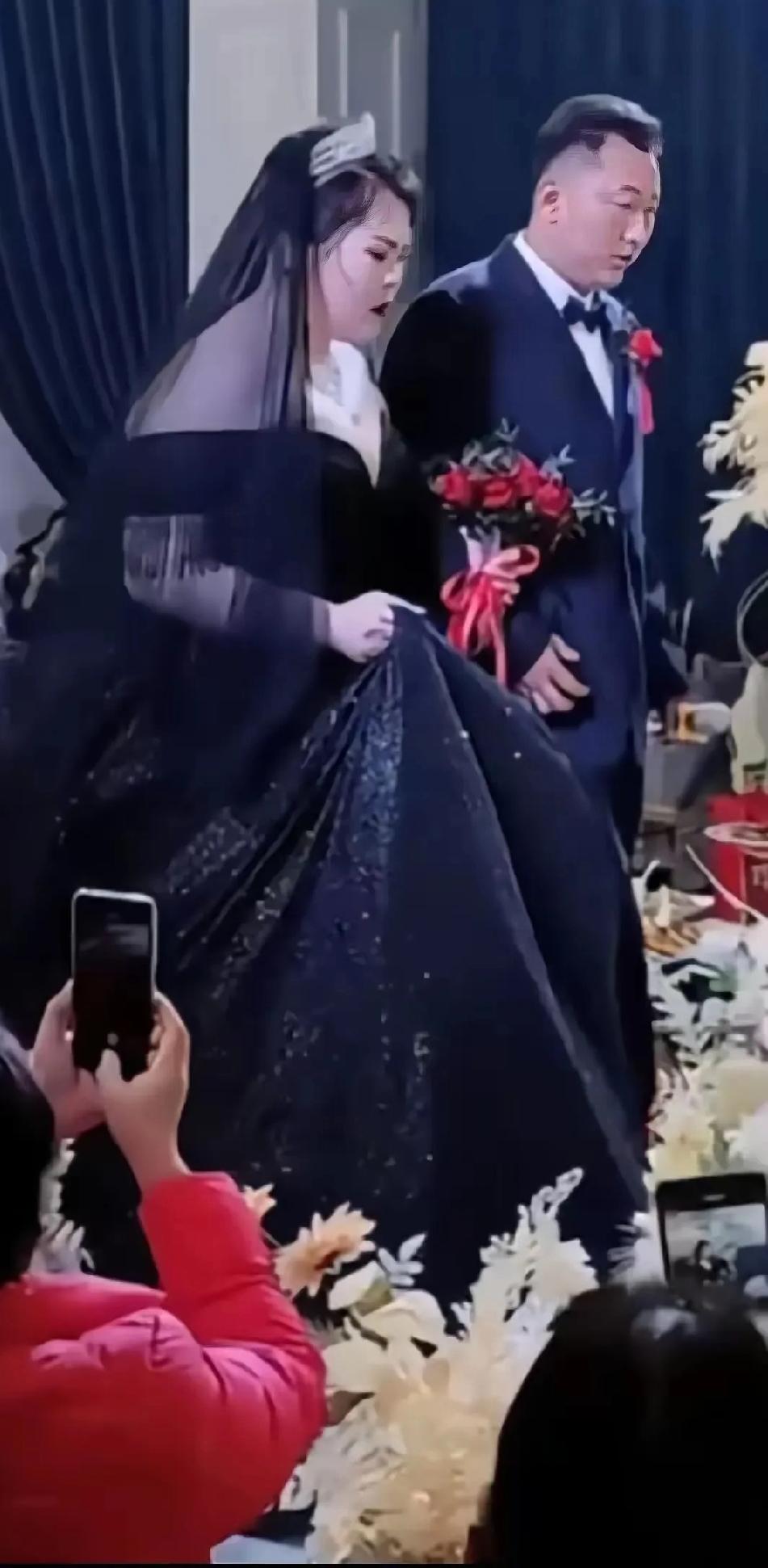 脸都不要了？临沂婚礼黑婚纱引全场尴尬！传统与个性的碰撞，真的是谁不懂事脸都不