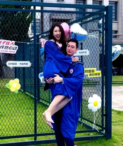 大三女生意外怀孕，检查发现还是双胞胎。男生连夜给家里打电话，他家里比较传统，