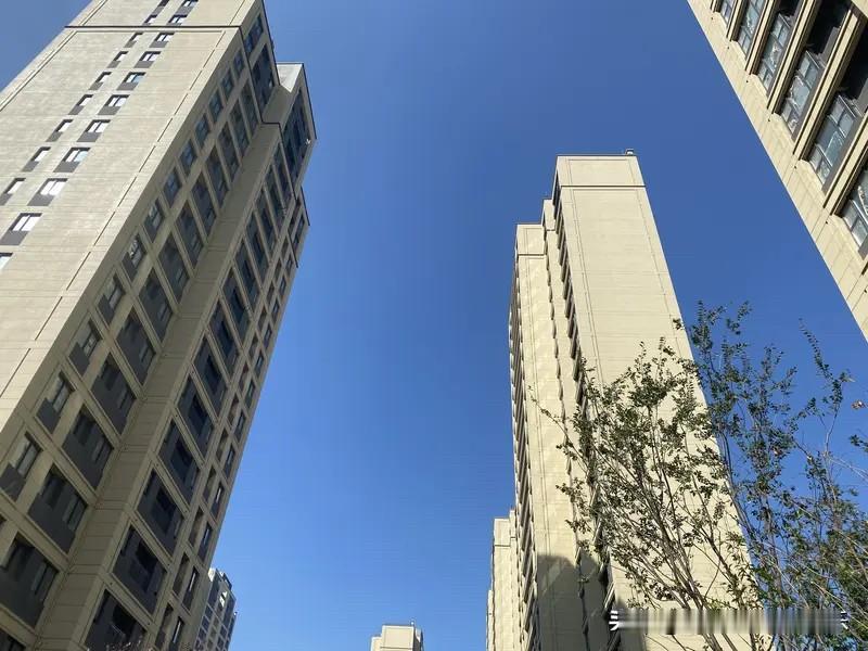 现在改善二手房房价也在下跌。卖改善二手房的人太多了。同事上周末去谈一个改善房