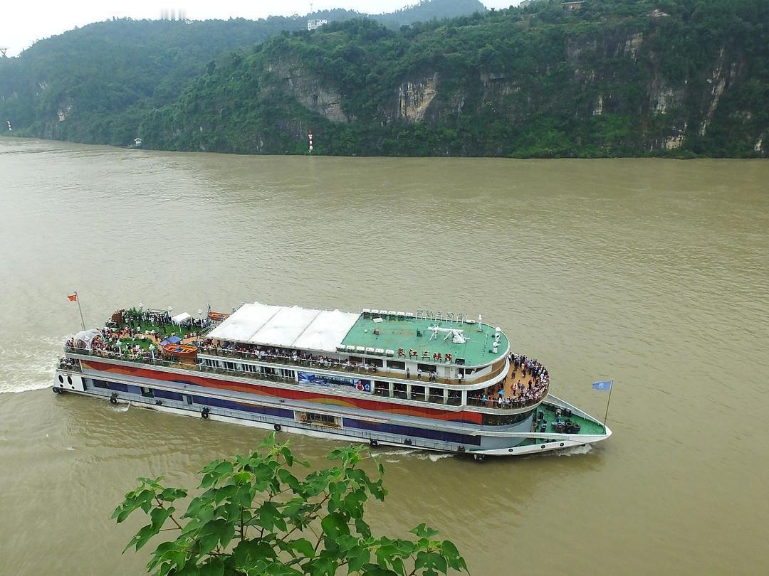 现在的长江游轮，好是好，可动辄几千上万的船票，把多少想看看母亲河的人挡在了外面。
