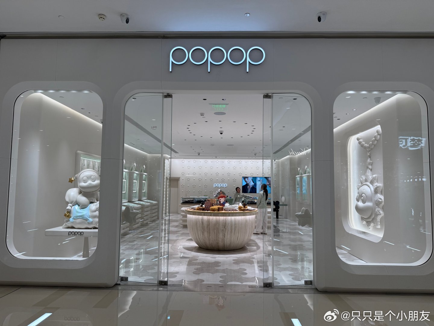 泡泡玛特的首饰专卖店，第一次看见，主打银饰款，所以价格会比较便宜，品鉴品鉴​​