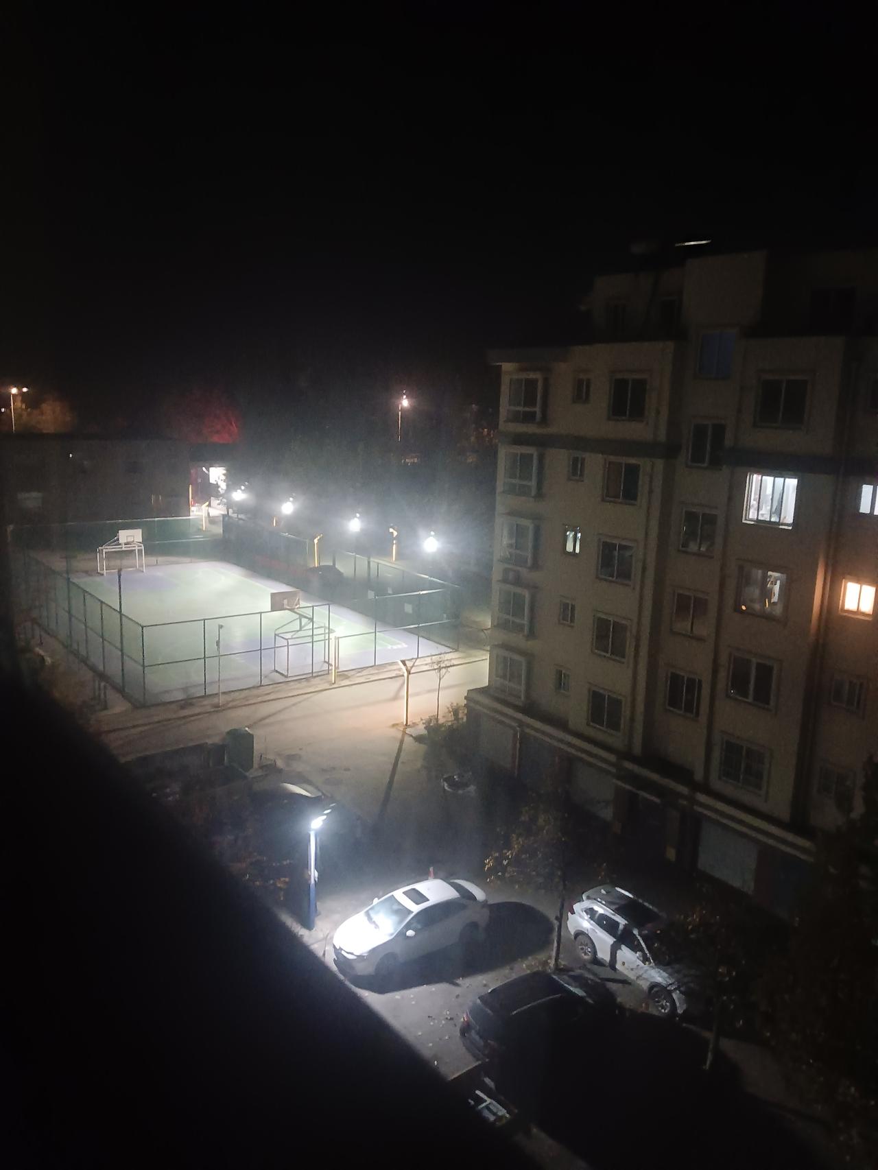 心理医生说，如果一个人突然之间变得不爱说话，没了兴趣爱好，突然的变懒，喜欢一个人