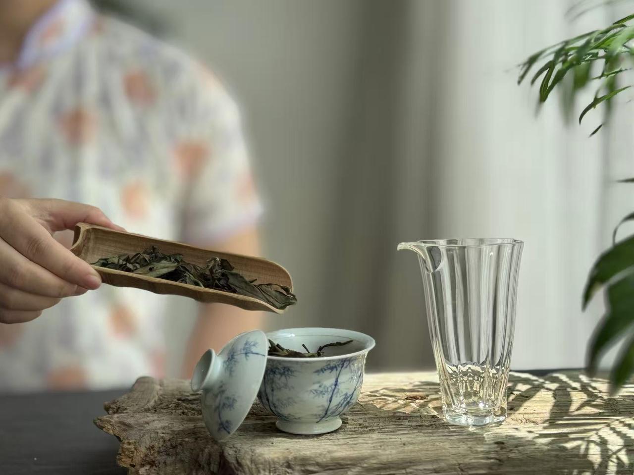 喝茶攻略速记！◆早晨唤醒状态：绿茶、新白茶、茉莉花茶注意：早茶尽量在早饭结束
