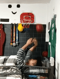 爆笑GIF: 妹子, 没事逗猪干嘛呢?