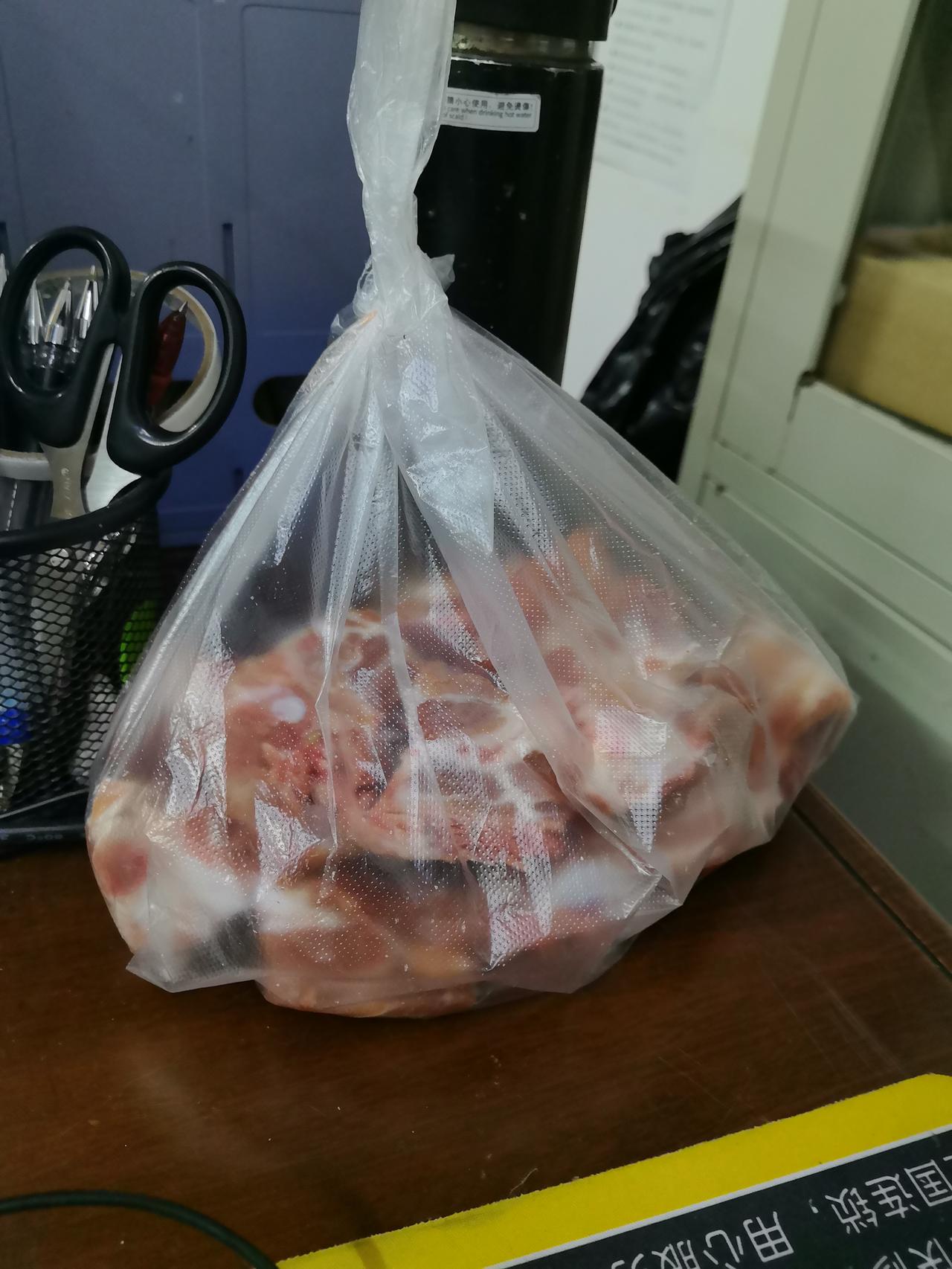 今天到一个业主那里去收物业费，他是卖肉的，所以我买了一斤多的排骨，结果他还是不想