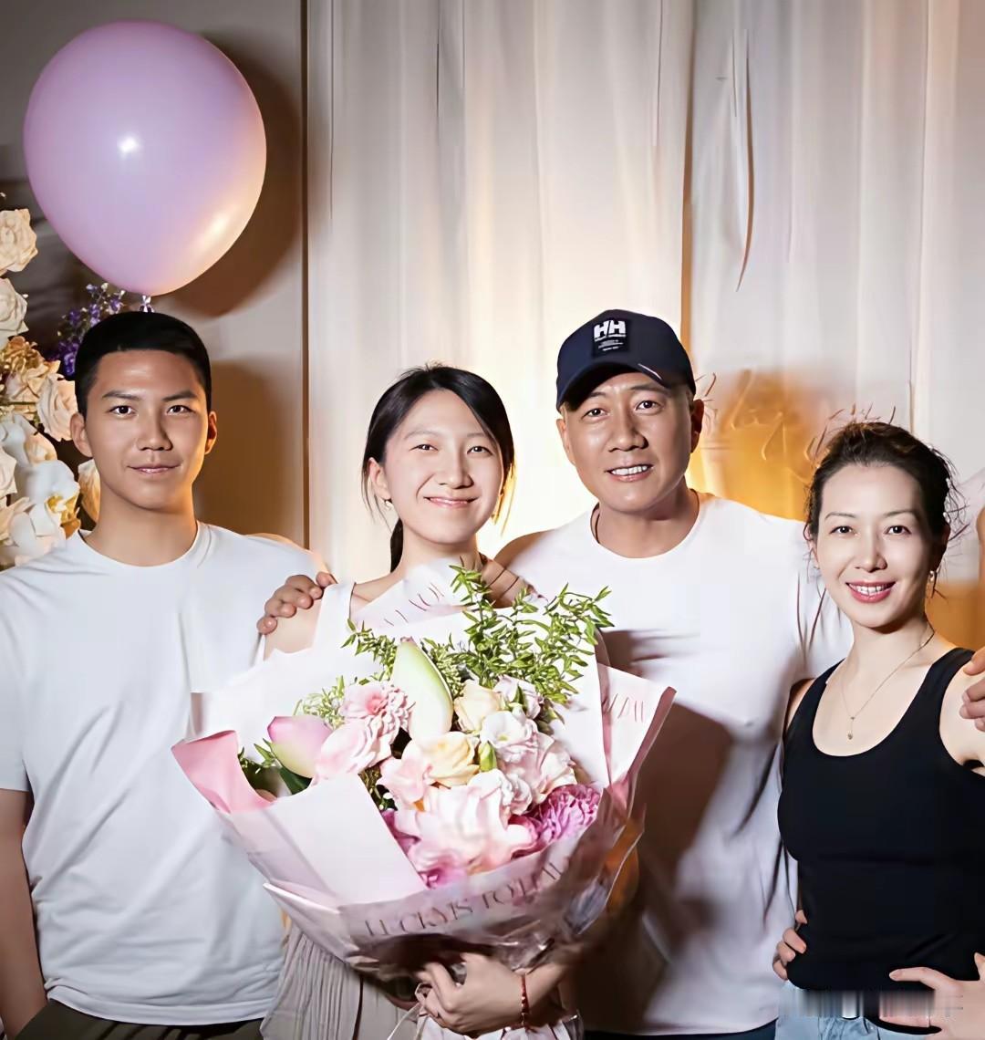 胡军一家四口温馨合影，女儿胡悦稼24岁，完美继承父母优良容貌。镜头下，一家人穿着