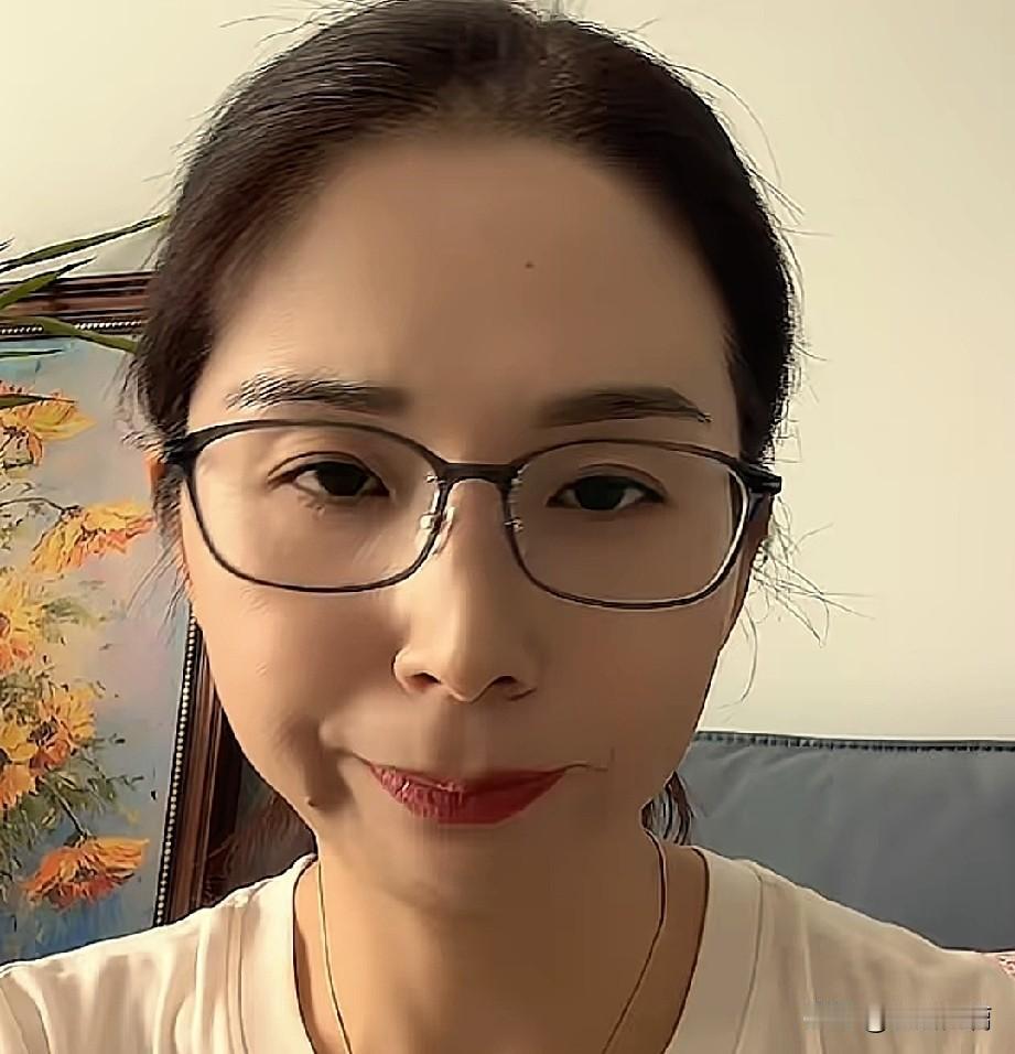 直播当中的丽丽越来越自信了！崔丽丽，曾经是天津德科智控的销售总监，年薪120