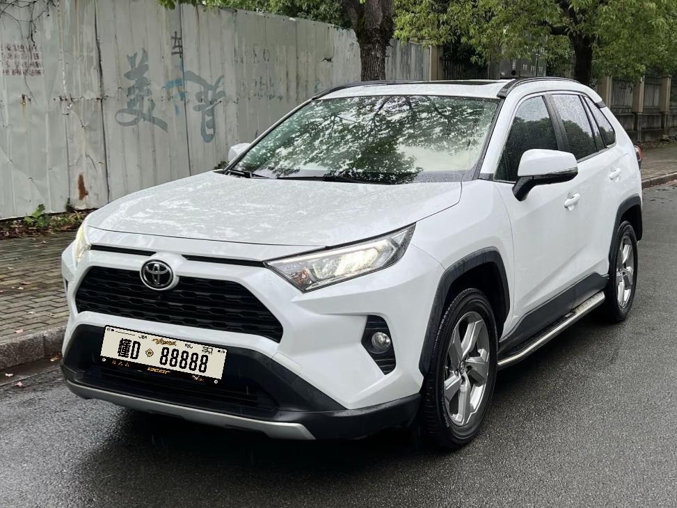 预算卡在13万块钱，打算淘一台家用二手城市SUV，不少人都会纠结二手荣放和二手C