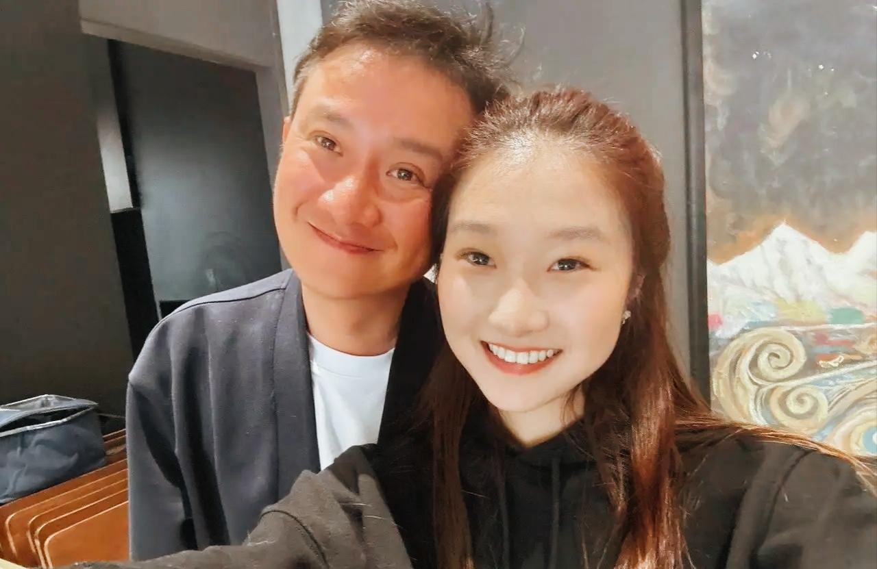 许久没动静的文章，这两天突然靠着一张私照冲上热搜。不是因为复出拍戏，也不是因为前