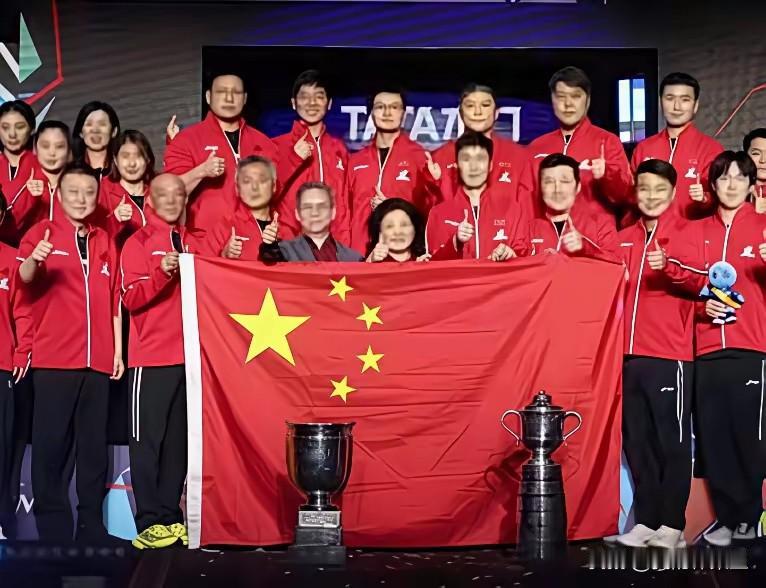 一直想问问，站在中间c位的这俩人是谁啊？发现了吗？国乒有两张大合影，一张是这