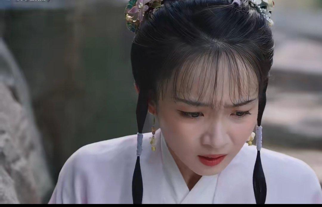 《兰香如故》中三小姐林绣茹撞破二姐私会时出手相救，但她的动机并不单纯——比起真心维护姐姐，更多的是出