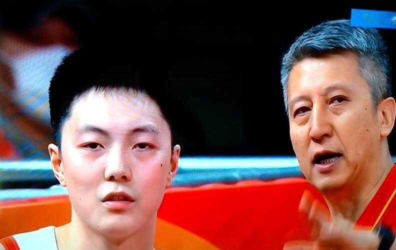 胡明轩当队长这事，最近又被推上风口浪尖了。2025年亚洲杯打沙特那场，他首发出场