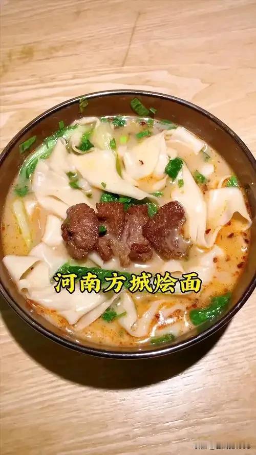 1.方城烩面，羊肉+羊肉汤+面+小白菜，大道至筒，最好吃，不接受反驳，因