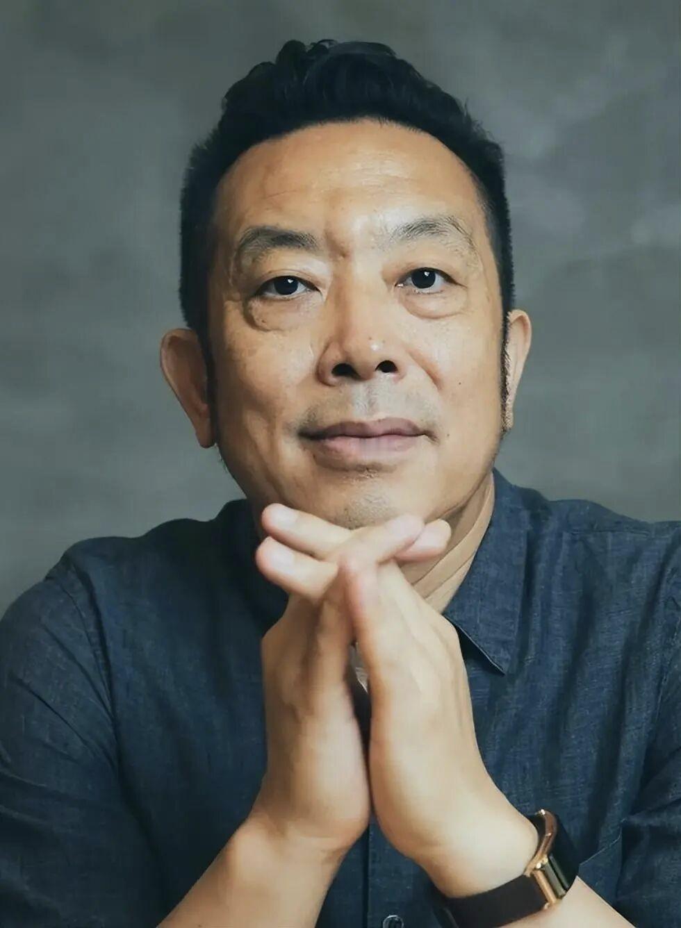 看完了整个事儿，我觉得现在留给贾国龙的路只有一条，就是：认错、道歉、聘老罗。