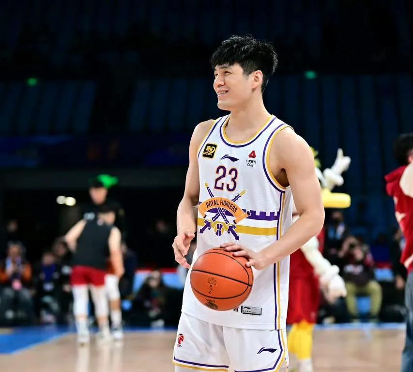 五队争抢陈国豪，广东宏远已出局！据球圈赵探长透露，今年合同到期的陈国豪受到了至