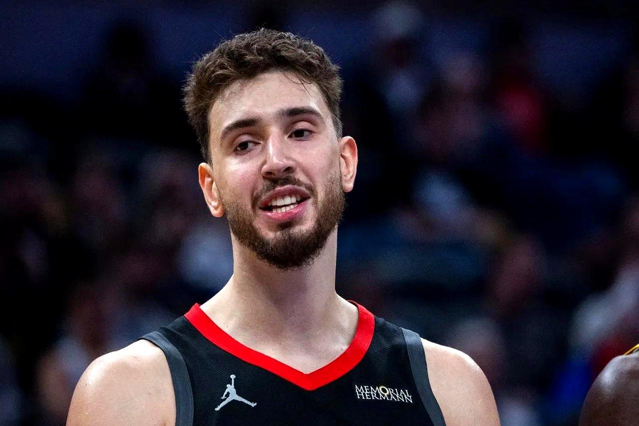 火箭客场被马刺锤了25分，申京一场球打下来，美国球迷直接喊着要把他交易走。你