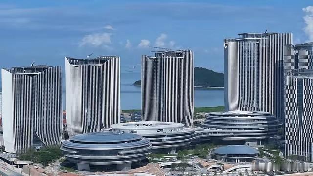 搬进“企鹅岛”的腾讯员工，一边晒海景一边吐槽外卖。小红薯已经刷到好几个内部员