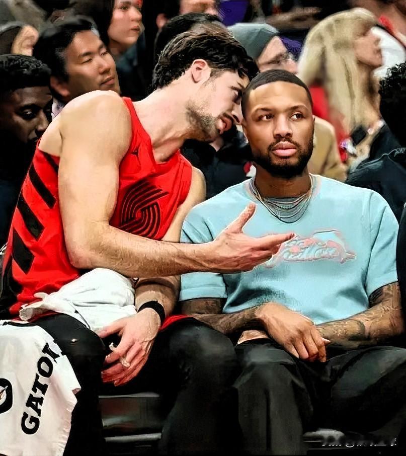 阿夫迪亚得到了利拉德的认可！利拉德近日接受采访谈到队友阿夫迪亚时说道：“他能