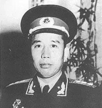 1951年3月的新疆迪化，王震将军的警卫员突然发现骑兵第七师驻地升起狼烟——这是